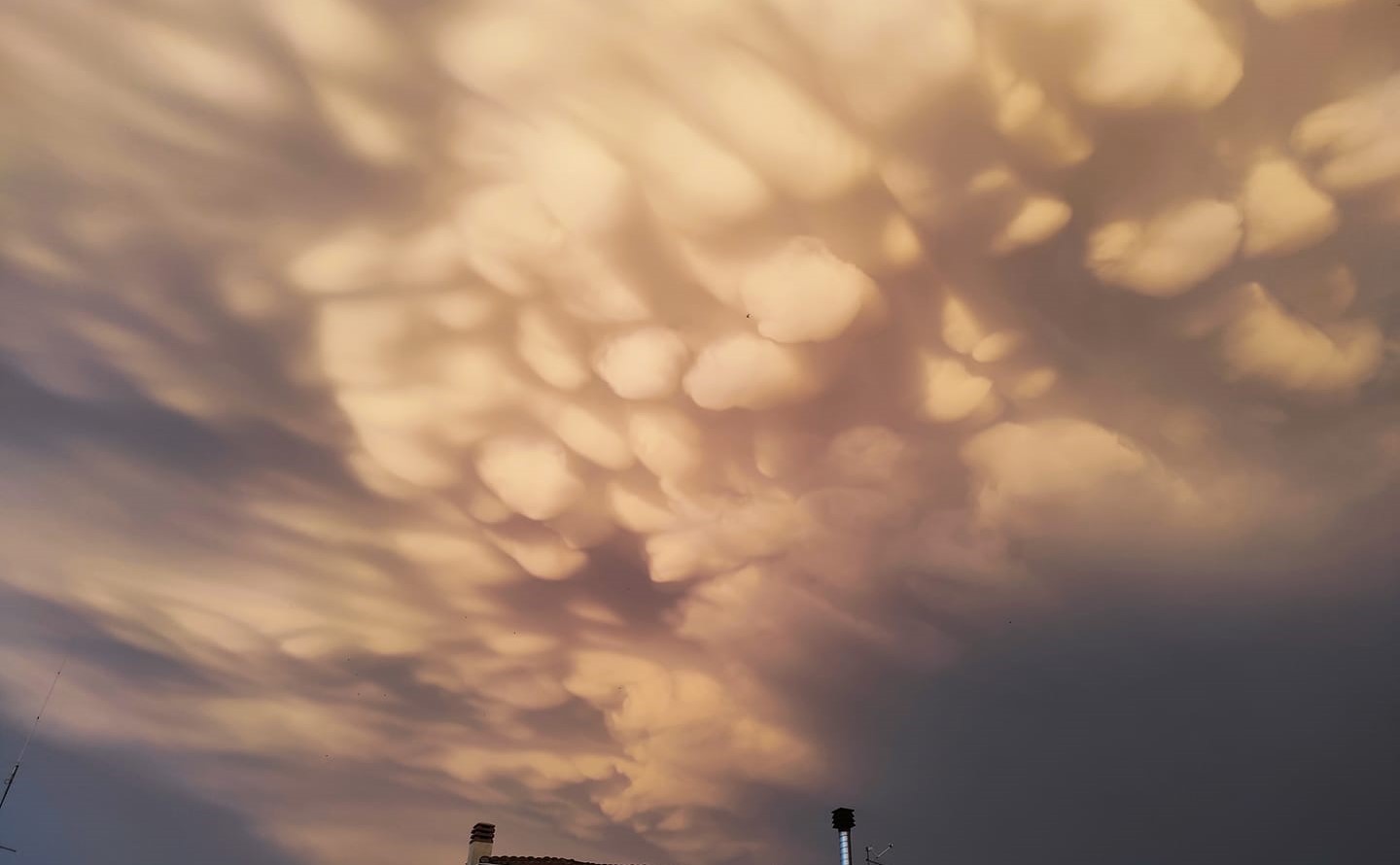 Τί είναι τα σύννεφα mammatus που εμφανίστηκαν το απόγευμα της Δευτέρας στον ουρανό της Λάρισας; (φώτο)